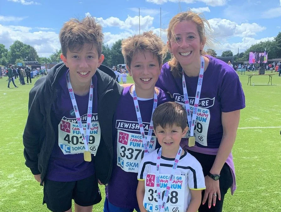 Jewish Care Bnei Mitzvah programme participant Theo 10k with his mum and his brothers Aiden and George Freeder 5k for Jewish Care 2 detail e1659538917649